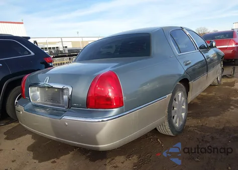 2005 Lincoln Town Car Signature Limited z USA, uszkodzony, nr VIN 1LNHM82W25Y612132